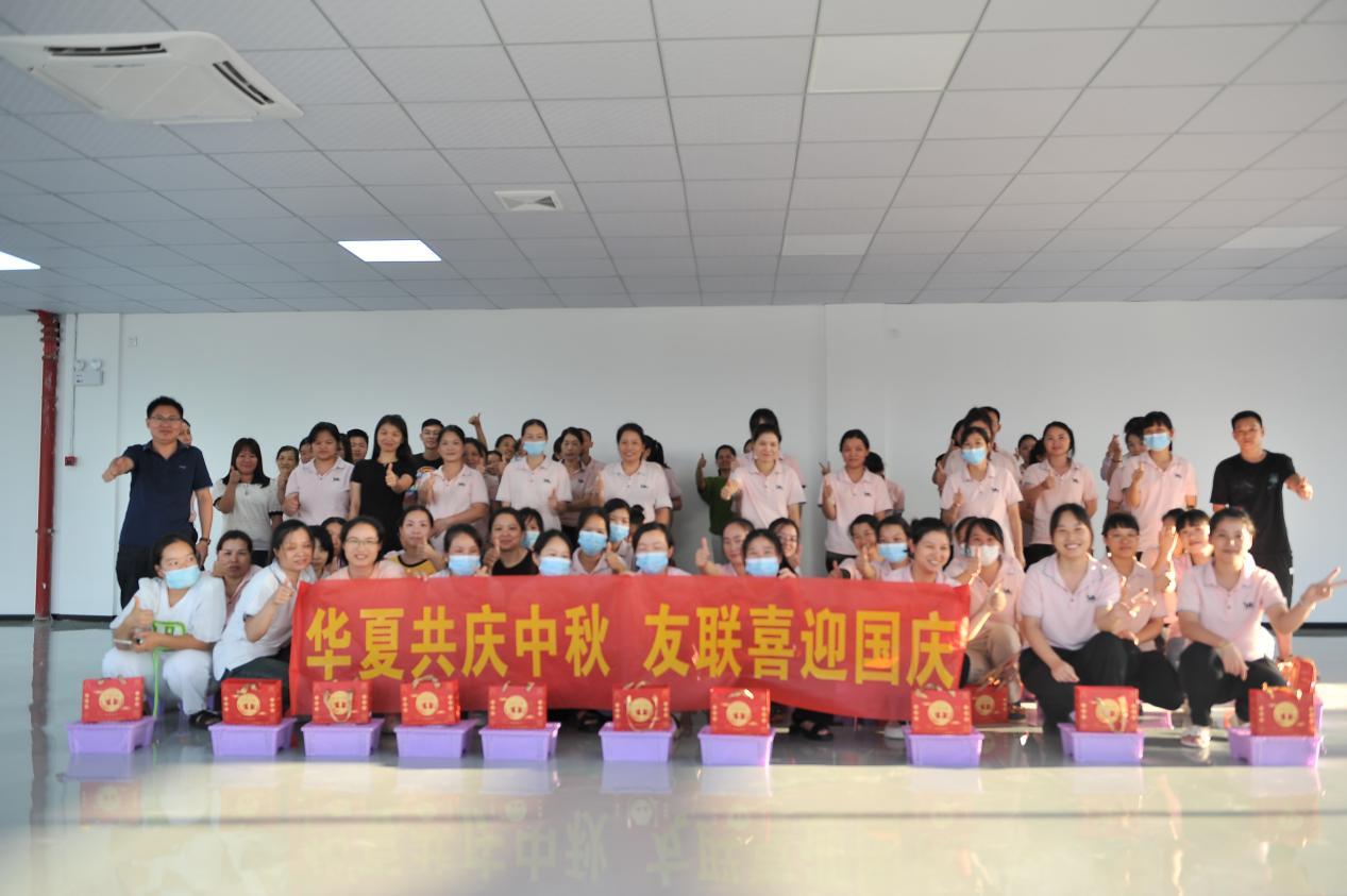 Das chinesische Volk feiert gemeinsam das Mittherbstfest und Yoly begrüßt den Nationalfeiertag