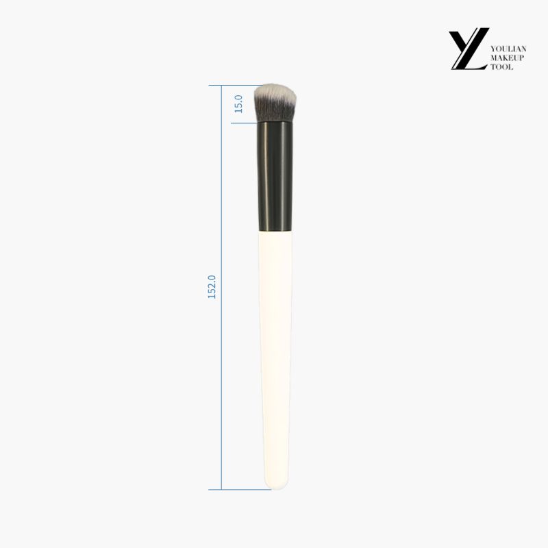 Abgewinkelter Concealer Pinsel